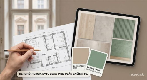 Detailný záber na ruku architekta, ktorá drží ceruzku nad technickým výkresom bytu na drevenom stole. Vedľa výkresu je položený tablet so vzorkami moderných materiálov (drevo, betón) a vzorkovník farieb pre rok 2026 (zemité tóny). V pozadí je rozostrený pohľad na panelákové okno, cez ktoré presvitá slnko, a na stene visí nápis: "REKONŠTRUKCIA BYTU 2026: TVOJ PLÁN ZAČÍNA TU."