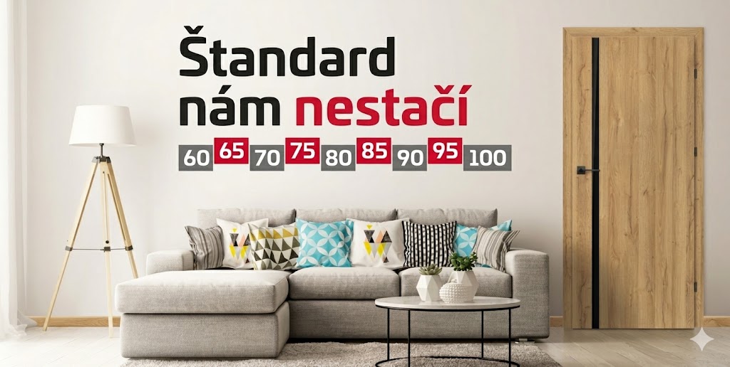 Moderné interiérové dvere ERKADO v drevodekore s čiernou vertikálnou líniou osadené v obývacej izbe za pohovkou, doplnené o grafický nápis „Štandard nám nestačí“ a ponuku neštandardných šírok dverí od 60 do 100.