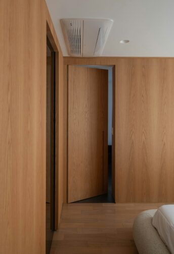DRE dvere — moderná interiérová scéna s drevenými dverami a dubovými detailmi