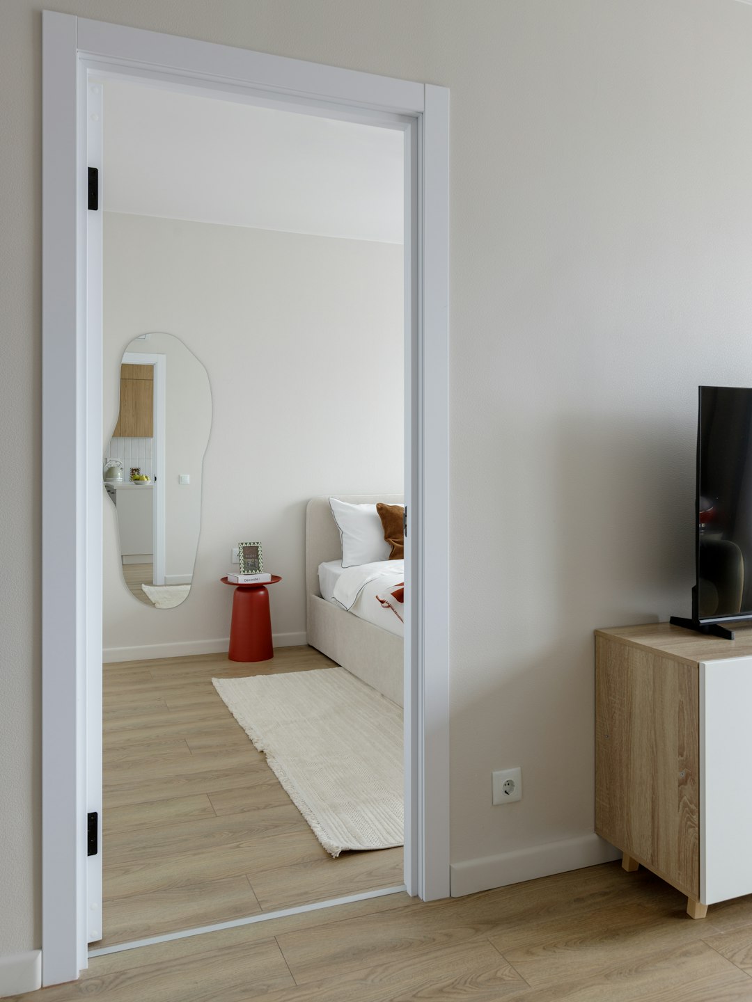 Dvere do bytu — moderný byt s bielymi interiérovými dverami
