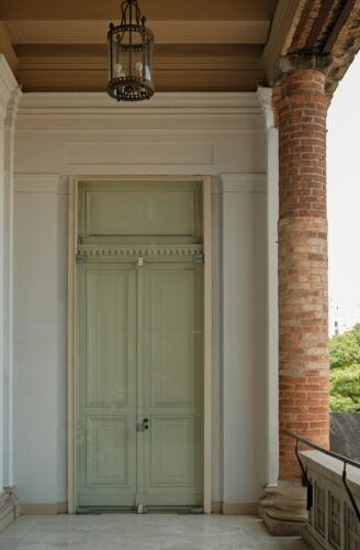 Porta Doors — drevené interiérové dvere v dubovom dekóre, moderná chodba